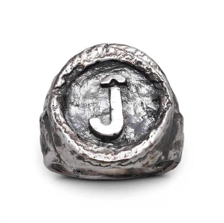 Ĵ Crest Signet - Black
